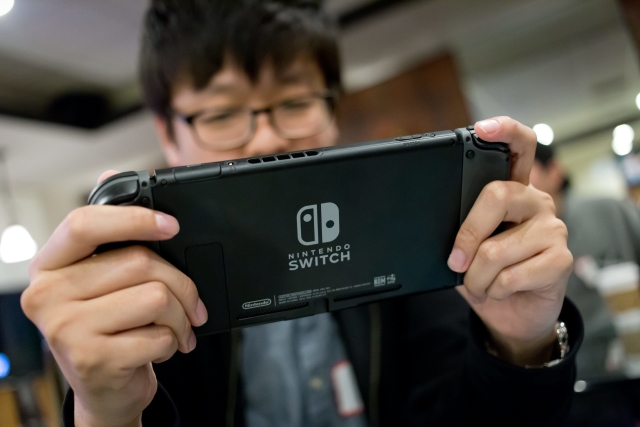 Hráč s konzolí Switch.