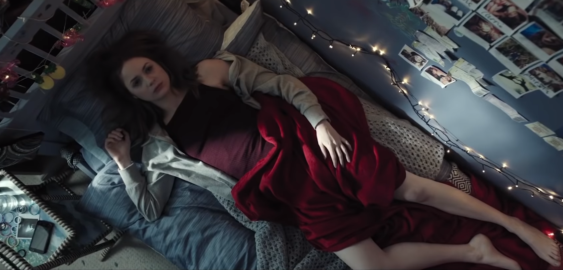 Snímek z filmu Party začíná, režijního debutu herečky Karen Gillanové.