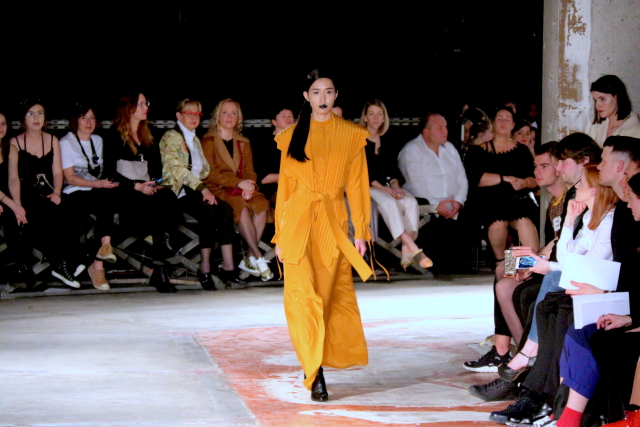 Modelka prezentuje model návrhářky Zdeňky Imreczeové na Mercedes-Benz Prague Fashion Weeku.