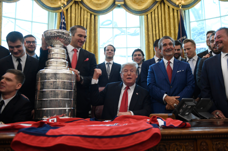 Trump týmu pogratuloval.