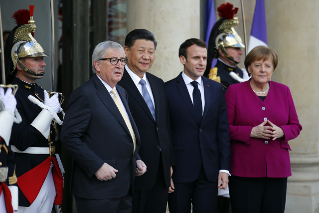 Zleva: Jean-Claude Juncker, Si Ťin-pching, Emmanuel Macron a Angela Merkelová. 
