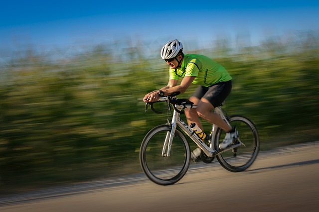 Správně by měl mít každý cyklista helmu, ne každý toto pravidlo dodržuje.