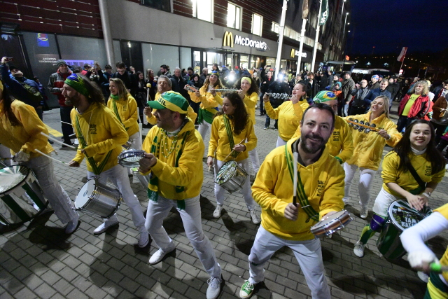 Fanoušci Brazílie před stadionem v Edenu.