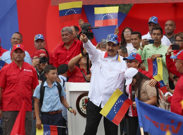 Maduro pozval do země ruské vojáky. Maduro pozval do země ruské vojáky.
