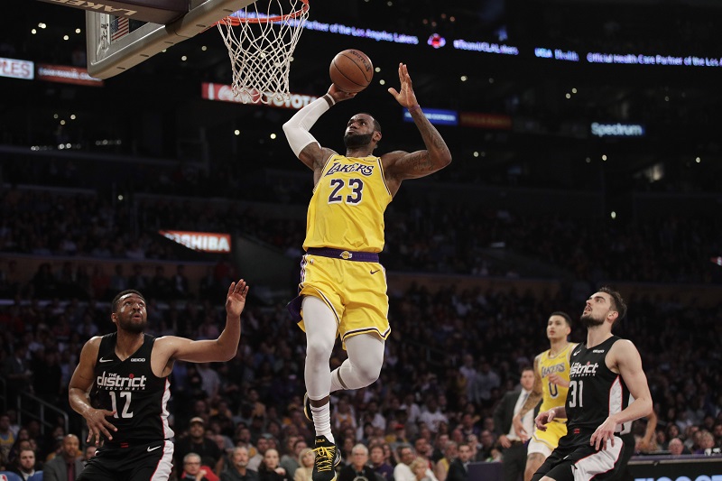 LeBron James smečuje do koše, vpravo přihlíží Tomáš Satoranský.