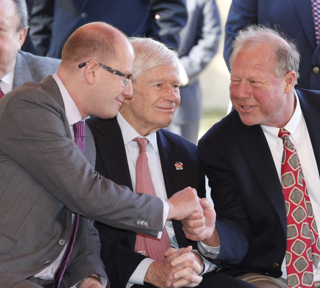 Fred Malek (uprostřed), Bohuslav Sobotka (vlevo) a Tommy Muska (vpravo).