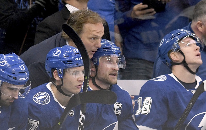 Trenér Jon Cooper udílí pokyny kapitánu Tampy Bay Stevenu Stamkosovi. Trenér Jon Cooper udílí pokyny kapitánu Tampy Bay Stevenu Stamkosovi.