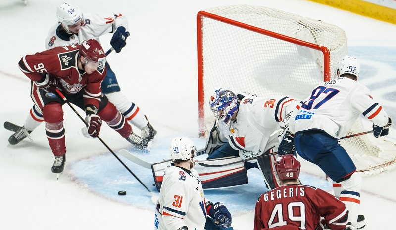 Slovan Bratislava (v bílém) působí v KHL od roku 2012, má ale finanční problémy.