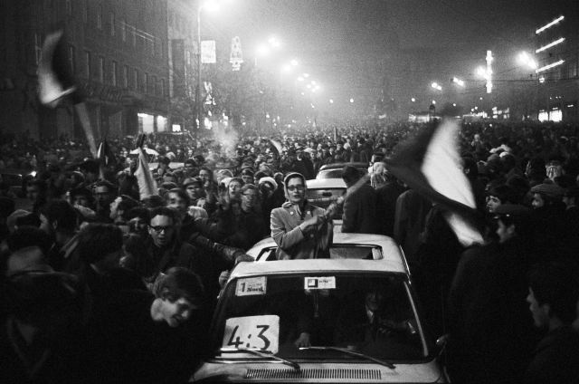 Pražané na Václavském náměstí během oslav vítězství československých hokejistů nad týmem Sovětského svazu.