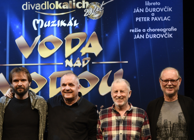 Zleva režisér Ján Ďurovčík a členové kapely Elán Jožo Ráž, Ján Baláž a Vašo Patejdl vystoupili 27. března 2019 v Praze na tiskové konferenci Divadla Kalich k připravovanému muzikálu s hity skupiny Elán.