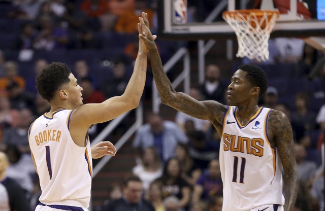 Hlavní hvězda večera, domácí Devin Booker (vlevo).