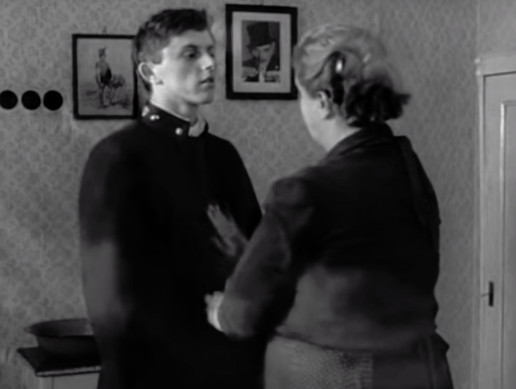 Snímek z filmu Ostře sledované vlaky.