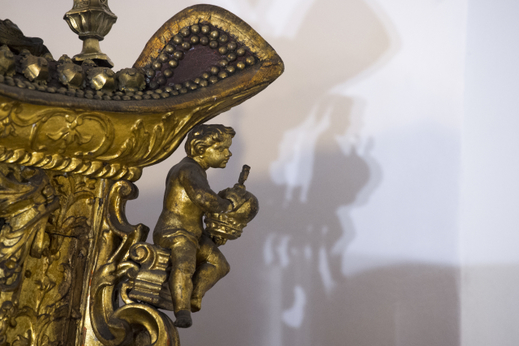 Detail zlaté karosy.