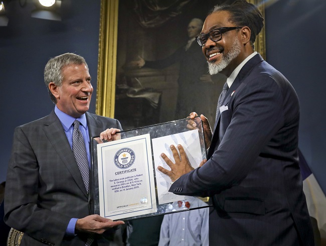 Newyorský radní Robert Cornegy převzal Guinnessův certifikát světových rekordů.
