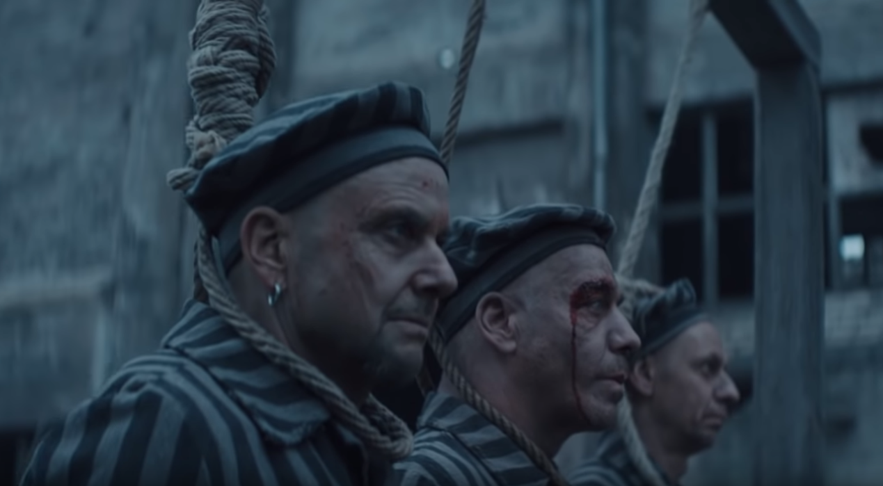 Snímek z upoutávky skupiny Rammstein na nový videoklip.