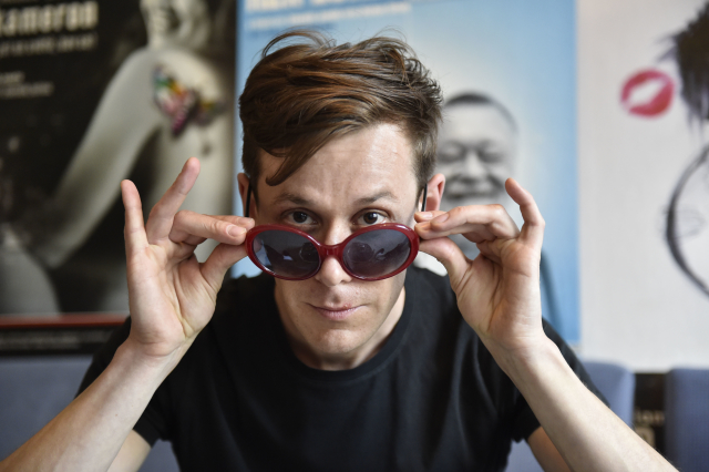 Režisér Radim Vizváry, držitel Ceny Thálie, polské ceny Perla a mnoha dalších ocenění, je známý především jako mim, performer, pedagog a choreograf.