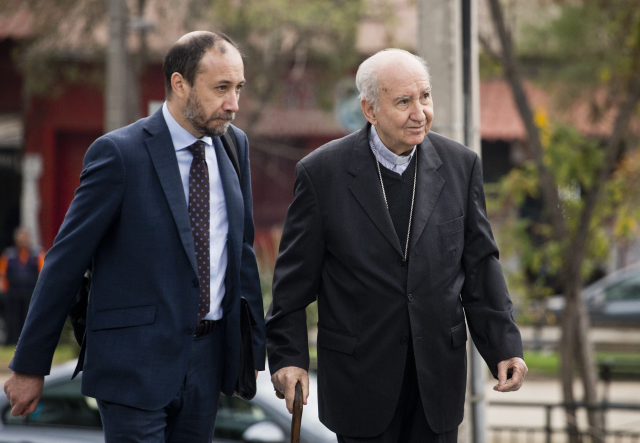 Kardinál Javier Errazuri (vpravo).