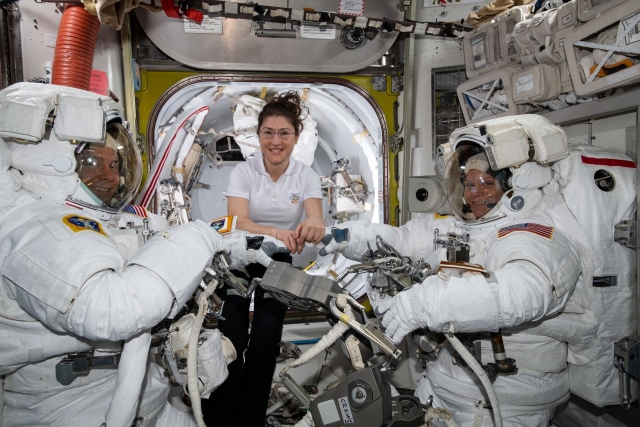 Astronautka Christina Kochová, její kolega Nick Hague (vlevo) a astronautka Anne McClainová. 