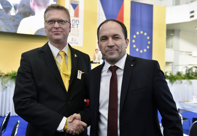 P. Bělobrádek (vlevo) gratuluje M. Výbornému.