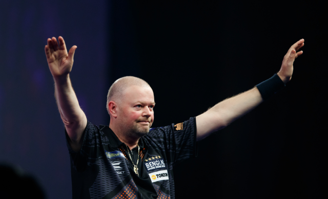 Pětinásobný mistr světa v šipkách Raymond van Barneveld.