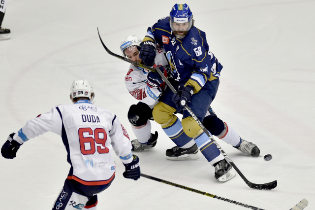 Utkání 1. kola baráže o hokejovou extraligu: Piráti Chomutov - Rytíři Kladno, 29. března 2019 v Chomutově. Zleva Radek Duda a Brett Flemming z Chomutova a Jaromír Jágr z Kladna.