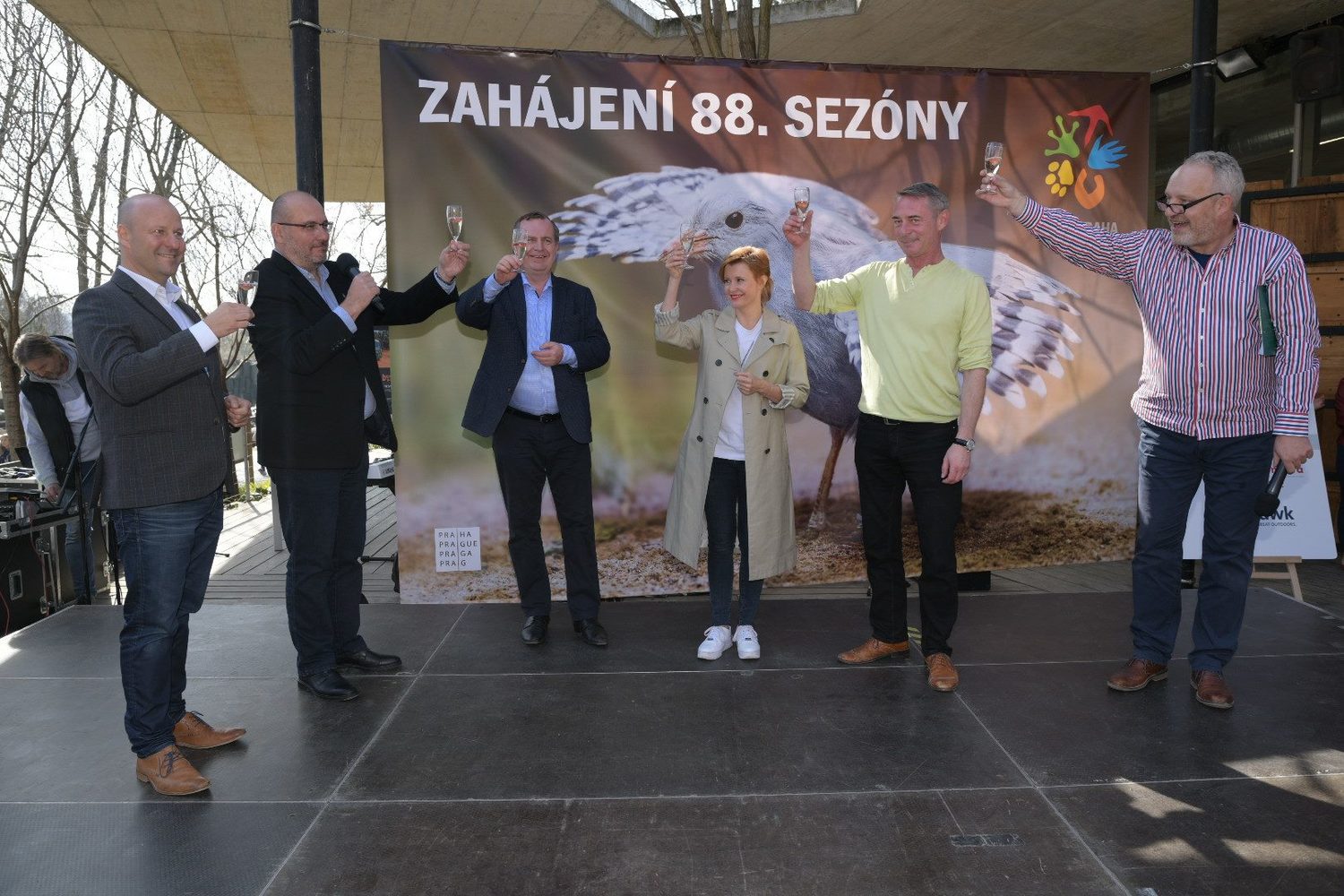 Na úspěch 88. hlavní sezóny připili zleva: náměstek primátora hl. m. Prahy Petr Hlubuček, ředitel Zoo Praha Miroslav Bobek, rektor Univerzity Karlovy prof. Tomáš Zima, herci Jitka Schneiderová a Jiří Dvořák a moderátor Jan Kovařík.