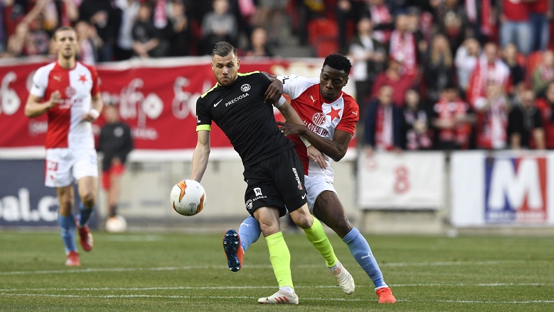 Liberecký Radim Breite je atakován stoperem Slavie Simonem Delim.