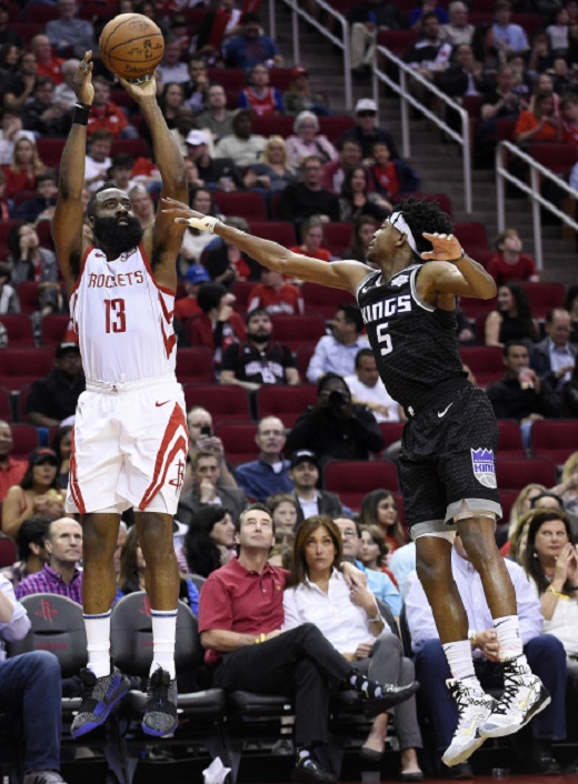 Hardenův triple double přinesl Houstonu vítězství nad Sacramentem. Hardenův triple double přinesl Houstonu vítězství nad Sacramentem.
