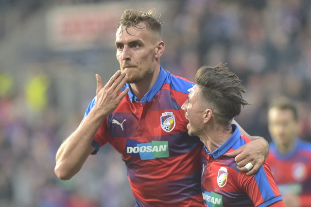 Tomáš Chorý (vlevo) se raduje z vedoucího gólu s Milanem Petrželou.