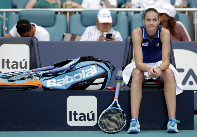 Česká tenistka Karolína Plíšková sedící v Miami na lavičce mezi gamy.