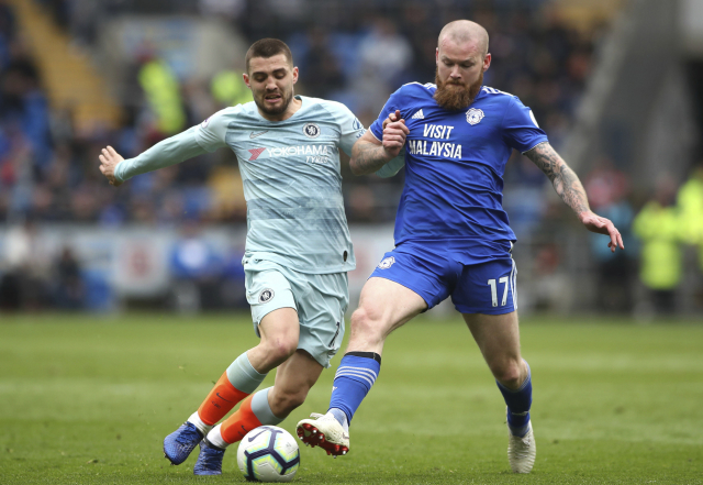 Mateo Kovačič (vlevo) z Chelsea v souboji proti Gunnarssonovi z Cardiffu.