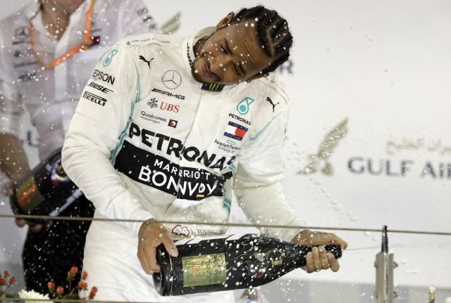 Jezdec Mercedesu Lewis Hamilton.