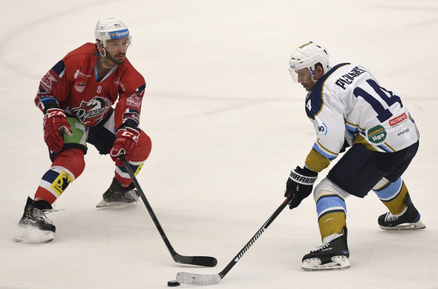 Tomáš Plekanec při pokusu o obehrání Nicholase Schause.