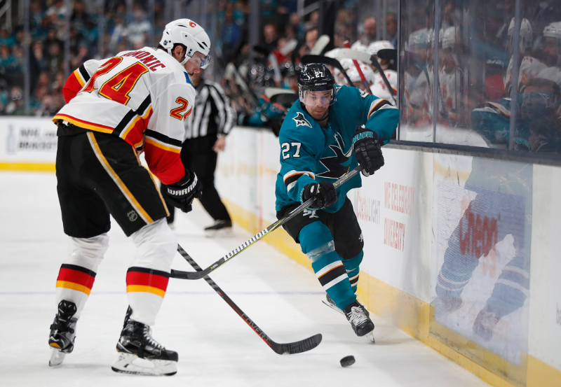 Travis Hamonic a Joonas Donskoi. 