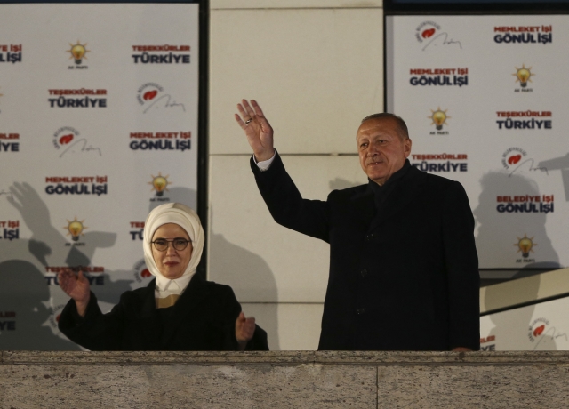 Turecký prezident Recep Tayyip Erdogan se ženou.
