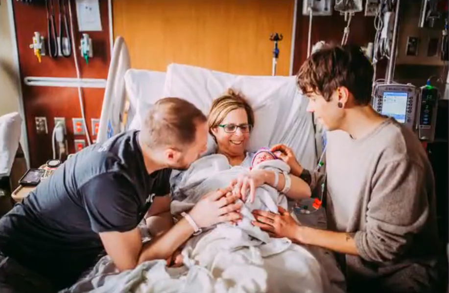 Babička se svou vnučkou, kterou přivedla na svět pro svého syna a jeho manžela.