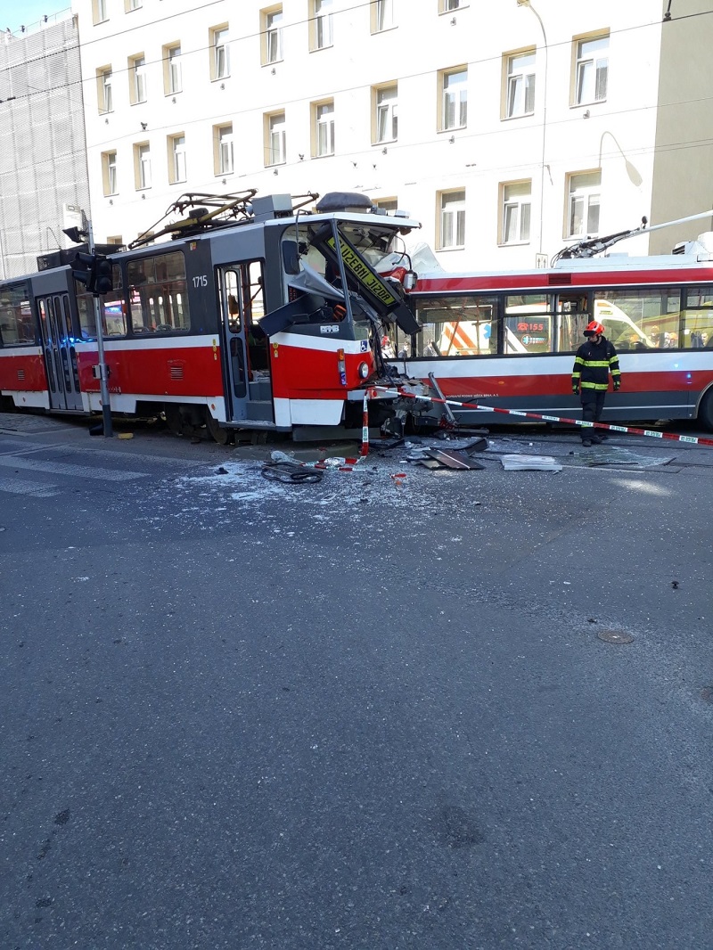 Tramvaj se s trolejbusem srazila na křižovatce.
