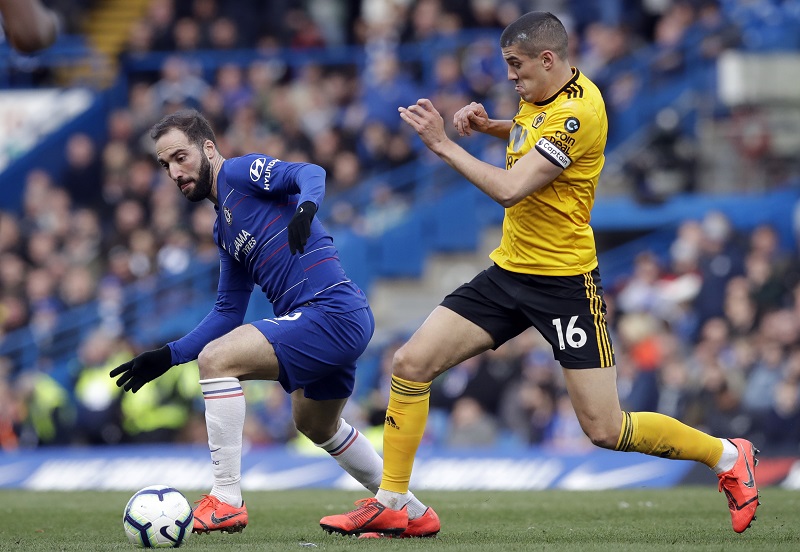 Gonzalo Higuaín (vlevo) je bráněn kapitánem Wolverhamptonu Conorem Coadym.