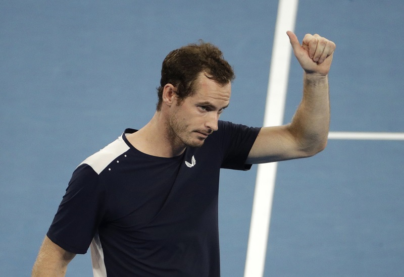 Dva měsíce po druhé operaci kyčle vzal Andy Murray znovu raketu do rukou.