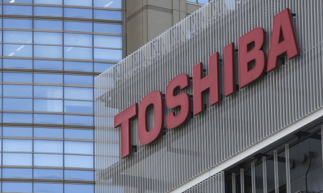 Logo firmy Toshiba.