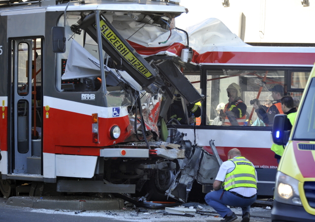 Nehoda trolejbusu a tramvaje v Brně. 