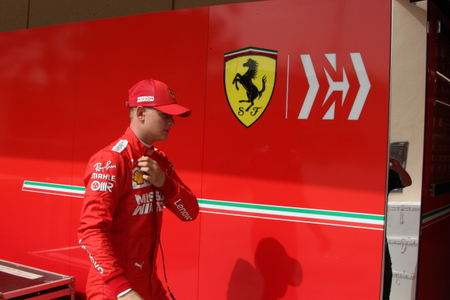 Mick Schumacher v barvách stáje Ferrari. 