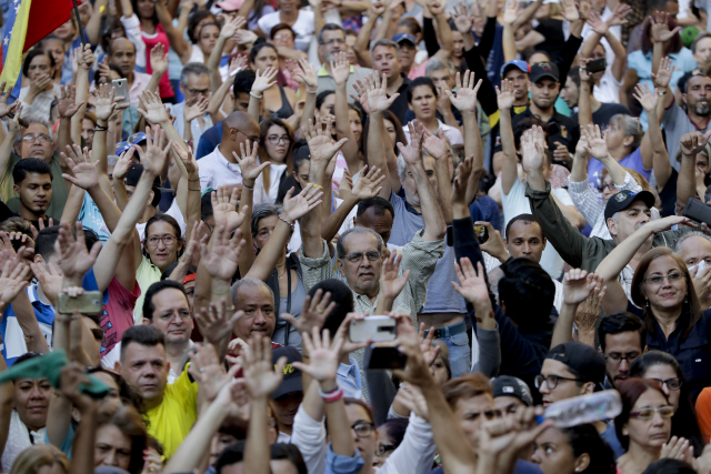 Příznivci opozičního vůdce Venezuely Juana Guaida se zúčastnili shromáždění ve Venezuele v Caracasu v pondělí 1. dubna 2019.