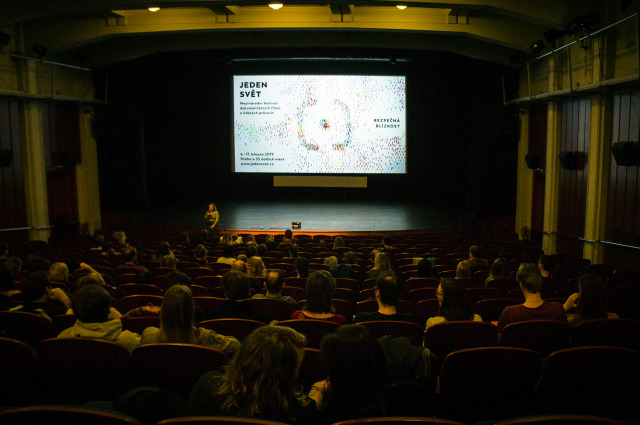 Promítání filmu Až se z jehňat stanou lvi 7. března ve velkém sále Městské knihovny v Praze, v rámci mezinárodního festivalu dokumentárních filmů Jeden svět 2019 Bezpečná blízkost. Promítání filmu Až se z jehňat stanou lvi 7. března ve velkém sále Městské knihovny v Praze, v rámci mezinárodního festivalu dokumentárních filmů Jeden svět 2019 Bezpečná blízkost.