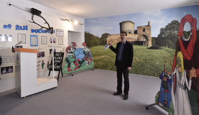Ředitel Kulturních zařízení Pelhřimov Martin Etzler hovoří 3. dubna 2019 ve Šrejnarovském domě v Pelhřimově při otevření natáčecího ateliéru filmu Ať žijí duchové, který režíroval Oldřich Lipský.
