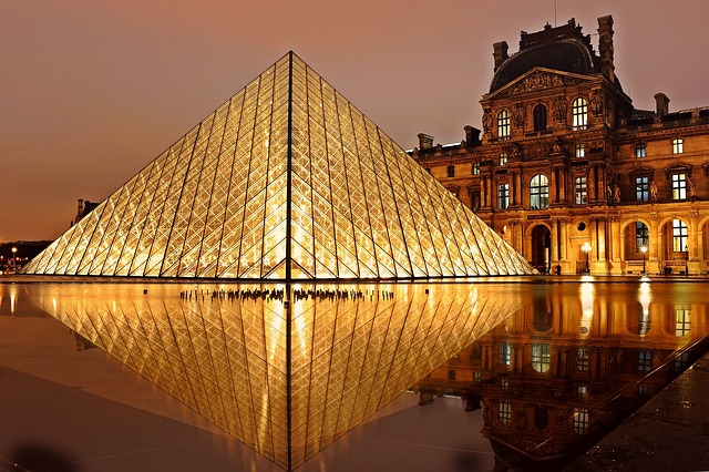 Pařížský Louvre.