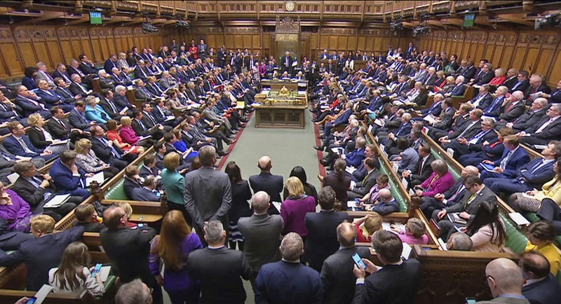 Britští poslanci v pondělí nebudou hlasovat o postupu brexitu.