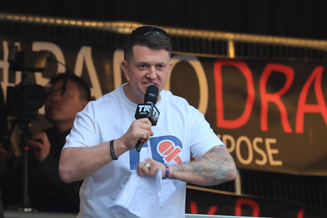 Tommy Robinson na snímku z demonstrace.