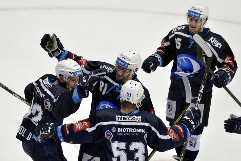 Hokejisté Plzně slaví vítězství ve druhém zápase semifinále play-off na ledě Třince. Hokejisté Plzně slaví vítězství ve druhém zápase semifinále play-off na ledě Třince.