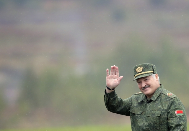 Běloruský prezident Lukašenko dal kříže odstranit. 
